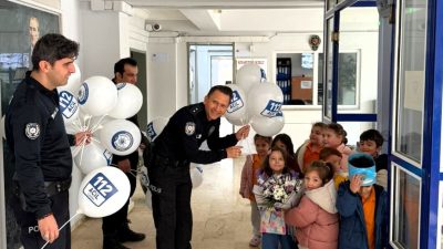 Merakla takip edilen bu gelişmede, Afyonkarahisar’da Minik Öğrencilere Polis Eşliğinde