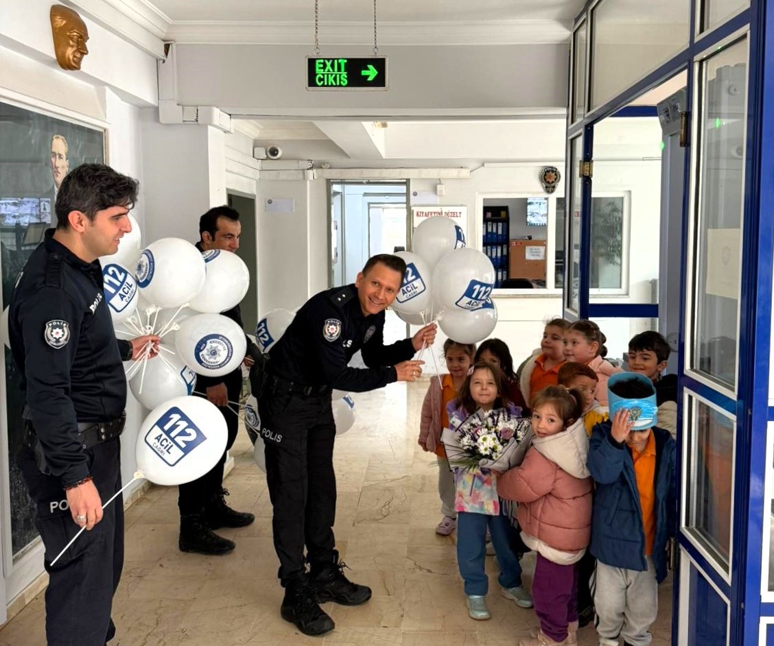 Merakla takip edilen bu gelişmede, Afyonkarahisar’da Minik Öğrencilere Polis Eşliğinde