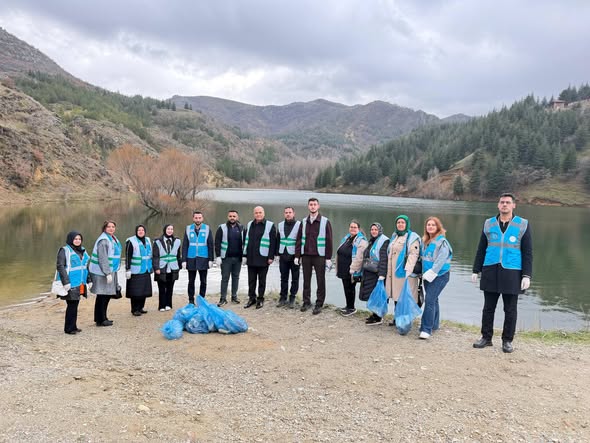 Afyonkarahisar’da Sıfır Atık Günü Tesirnliği: Erkmen’de Çevre Temizliği Yapılan açıklamalar doğrultusunda, Erkmen’de Anlamlı Çevre Hareketi AK Parti Afyonkarahisar