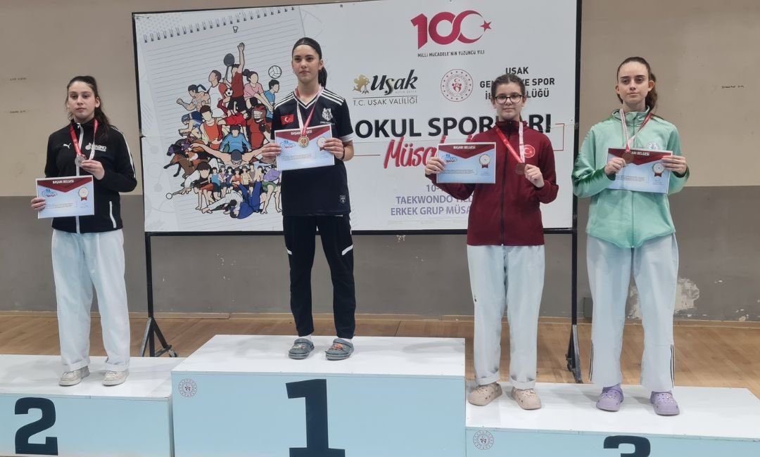 Afyonkarahisarlı Taekwondocular Uşak’tan Erzurum’a Kürsüye Çıkış Kamuoyunu yakından ilgilendiren bu haberde, Genç Sporcularımız Türkiye Finallerine Katılma