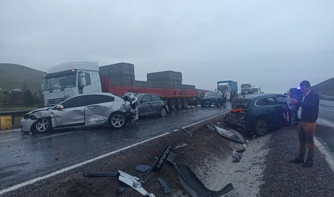 Kamuoyunda büyük yankı uyandıran bu haberde, Aksaray’da Yağmurda Zincirleme Kaza: