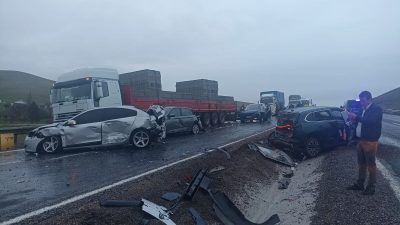 Kamuoyunda büyük yankı uyandıran bu haberde, Aksaray’da Yağmurda Zincirleme Kaza: