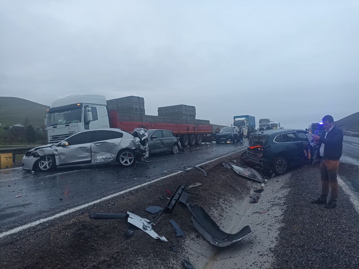 Kamuoyunda büyük yankı uyandıran bu haberde, Aksaray’da Yağmurda Zincirleme Kaza: