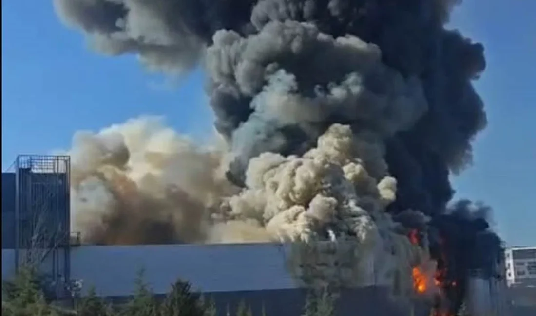 Yetkili kaynaklardan gelen bilgilere göre, Ankara Sincan’daki boya fabrikasında yangın: