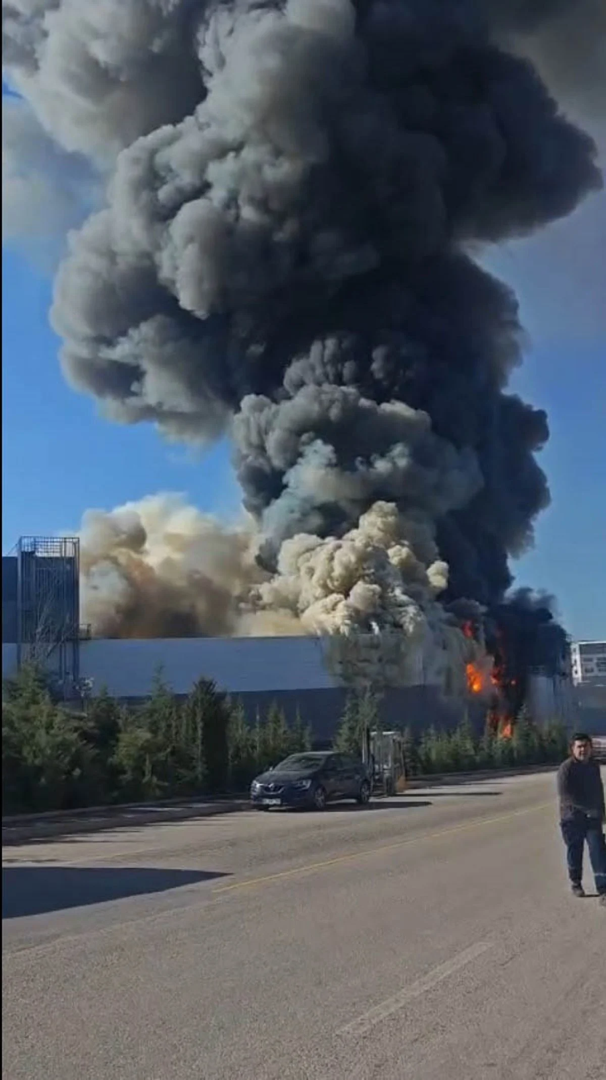 Yetkili kaynaklardan gelen bilgilere göre, Ankara Sincan’daki boya fabrikasında yangın:
