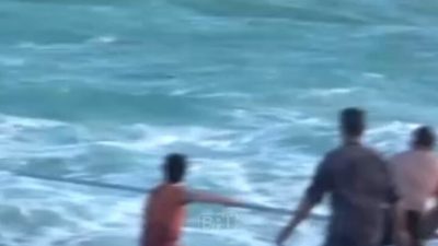 Son dakika bilgilerine göre, Üç Genç Rüzgarlı Havada Denize Girdi