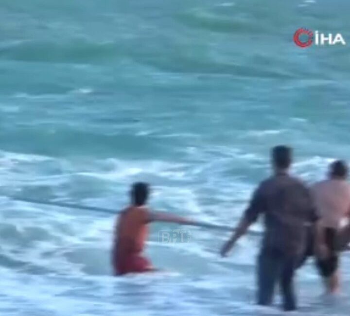 Son dakika bilgilerine göre, Üç Genç Rüzgarlı Havada Denize Girdi
