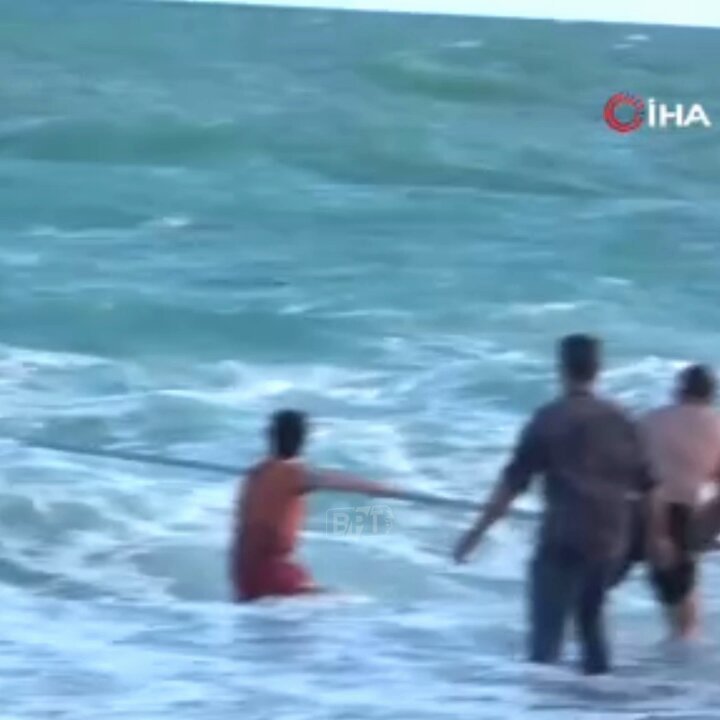 Son dakika bilgilerine göre, Üç Genç Rüzgarlı Havada Denize Girdi