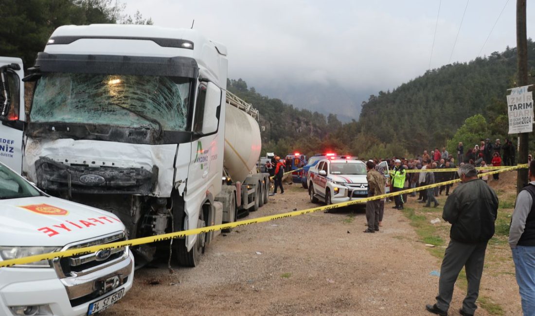 Merakla takip edilen bu gelişmede, Antalya’da Feci Kaza: Minibüs Hurdaya