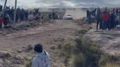 Tüm gözlerin çevrildiği bu gelişmede, Ralli sırasında seyirci bölgesine çarpan