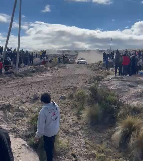 Tüm gözlerin çevrildiği bu gelişmede, Ralli sırasında seyirci bölgesine çarpan