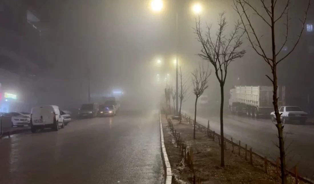 Besni’de Sağanak ve Sis Trafiği Felç Etti: Görüş Mesafesi 10 Metreye Düştü Yapılan açıklamalar doğrultusunda, Besni’de Sağanak ve Sis Trafiği Felç Etti