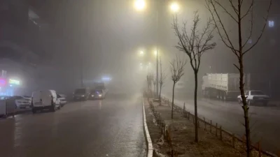 Yapılan açıklamalar doğrultusunda, Besni’de Sağanak ve Sis Trafiği Felç Etti