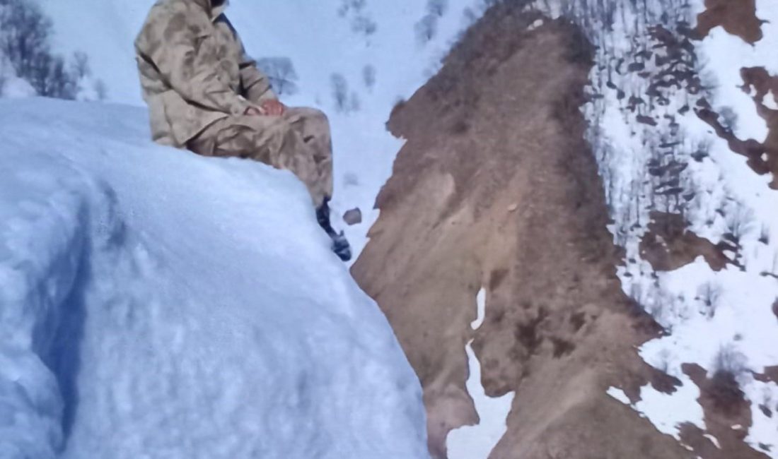 Gündeme gelen son gelişmelere göre, Oturduğu buz kütlesi kırıldı, hayatını
