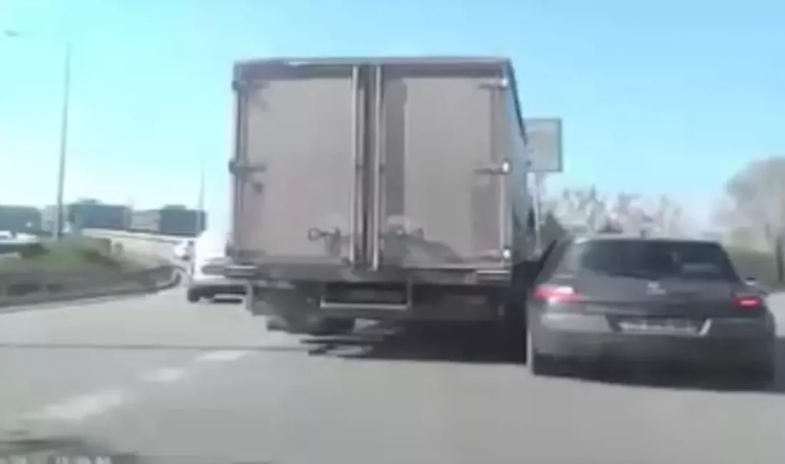 Son dakika bilgilerine göre, Bursa’da trafik kazaları güvenlik kamerasına yansıdı