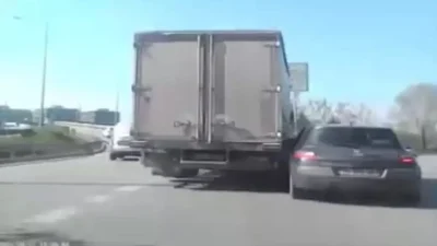 Son dakika bilgilerine göre, Bursa’da trafik kazaları güvenlik kamerasına yansıdı