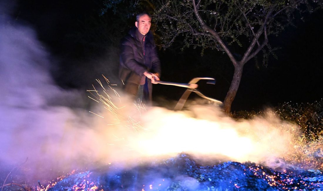 Demirci’de Badem Bahçeleri İçin Gece Nöbeti: Donla Mücadele Sürüyor Yapılan açıklamalar doğrultusunda, Gece Boyu Dumanla Mücadele Manisa’nın Demirci ilçesinde,
