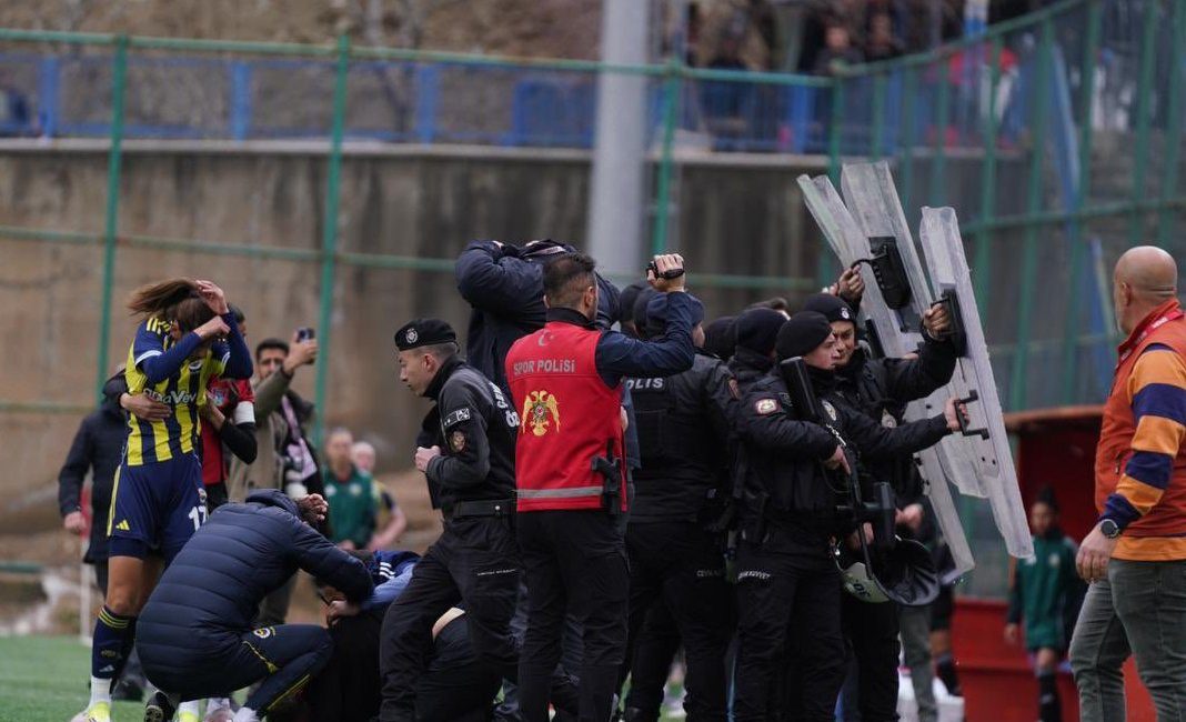 Gündeme gelen son gelişmelere göre, Maç sırasında tribünden skandal saldırı