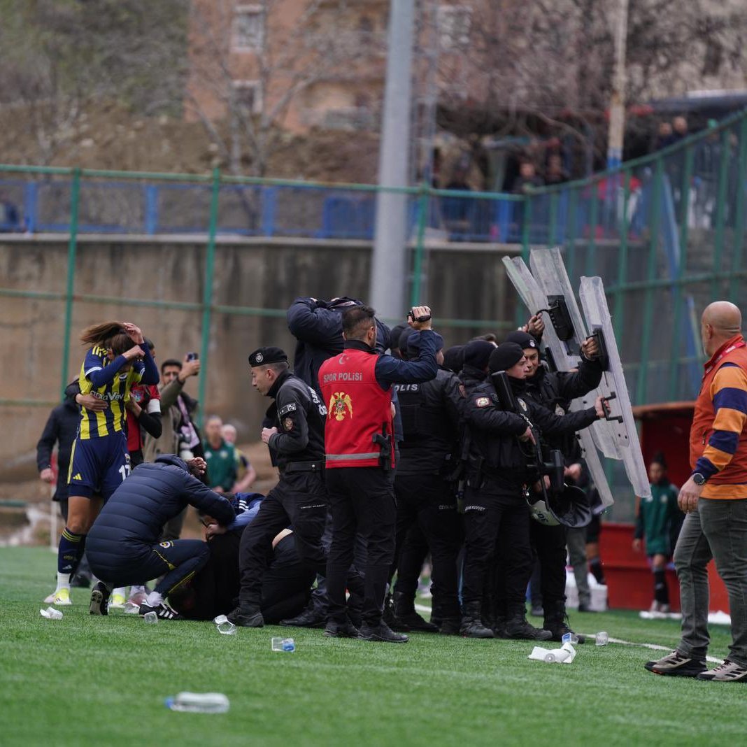 Gündeme gelen son gelişmelere göre, Maç sırasında tribünden skandal saldırı