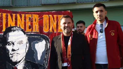 Galatasaray İzmir’de Coşkuyla Karşılandı | Kamp Kadrosu Son dakika bilgilerine göre, Galatasaray İzmir’de Coşkulu Taraftar Karşılaması Galatasaray,