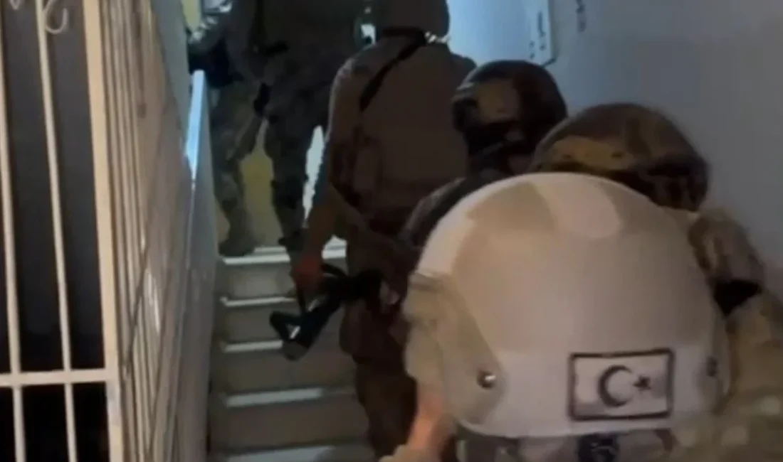 Hatay’da DEAŞ Operasyonu: 4 Şüpheli Tutuklandı Merakla takip edilen bu gelişmede, Hatay’da Terörle Mücadelede Önemli Operasyon