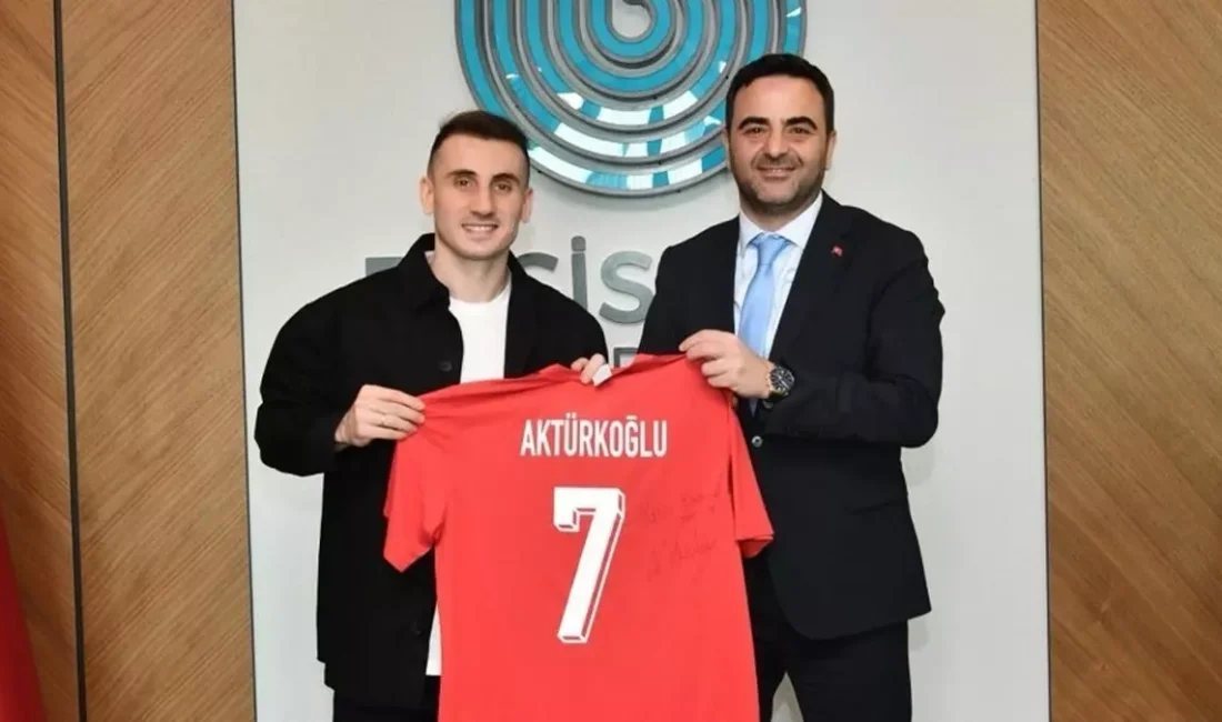 Kerem Aktürkoğlu Başiskele’de Başkan Özlü’ye Milli Forma Hediye Etti Merakla takip edilen bu gelişmede, Kerem Aktürkoğlu Başiskele’de Başkan Özlü’ye