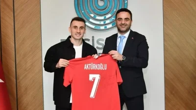 Kerem Aktürkoğlu Başiskele’de Başkan Özlü’ye Milli Forma Hediye Etti Merakla takip edilen bu gelişmede, Kerem Aktürkoğlu Başiskele’de Başkan Özlü’ye