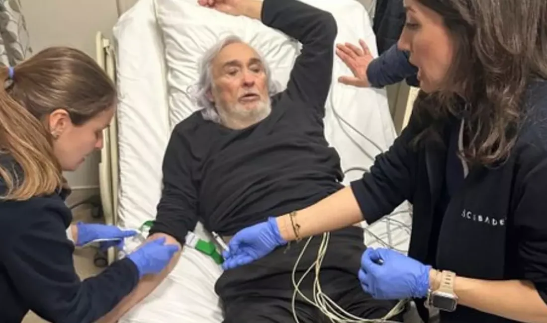 Son dakika bilgilerine göre, Ünlü sanatçı sahnede rahatsızlandı Türk tiyatrosunun