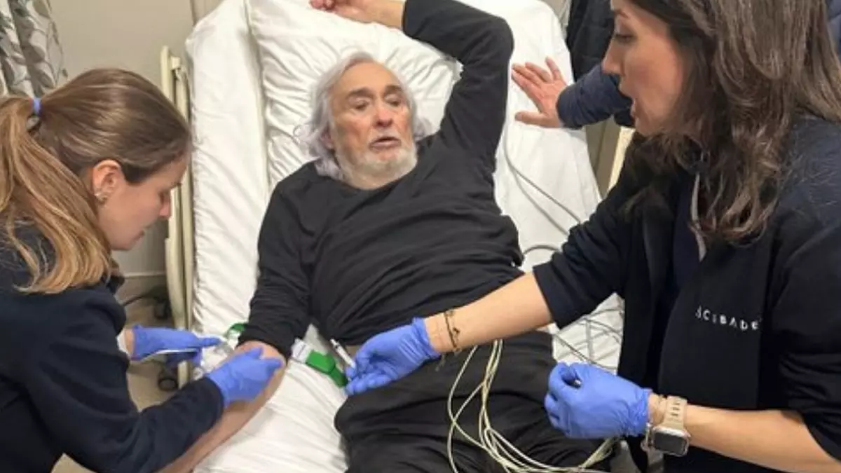 Son dakika bilgilerine göre, Ünlü sanatçı sahnede rahatsızlandı Türk tiyatrosunun