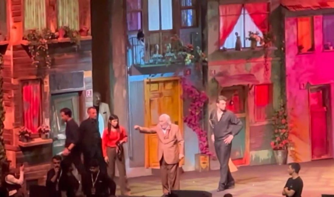 Merakla takip edilen bu gelişmede, Sahne ortasında yaşanan üzücü olay