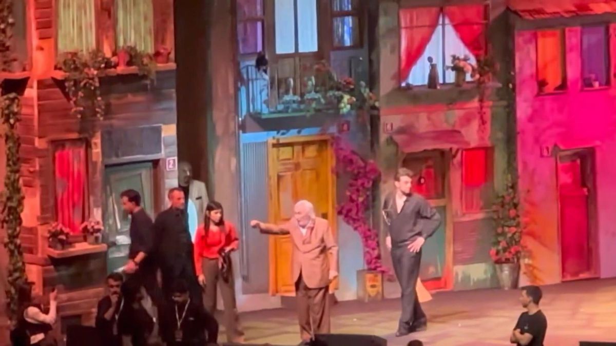 Merakla takip edilen bu gelişmede, Sahne ortasında yaşanan üzücü olay