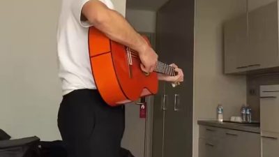 Tüm gözlerin çevrildiği bu gelişmede, Sanatçıdan Sürpriz Doğaçlama Performans Rıza