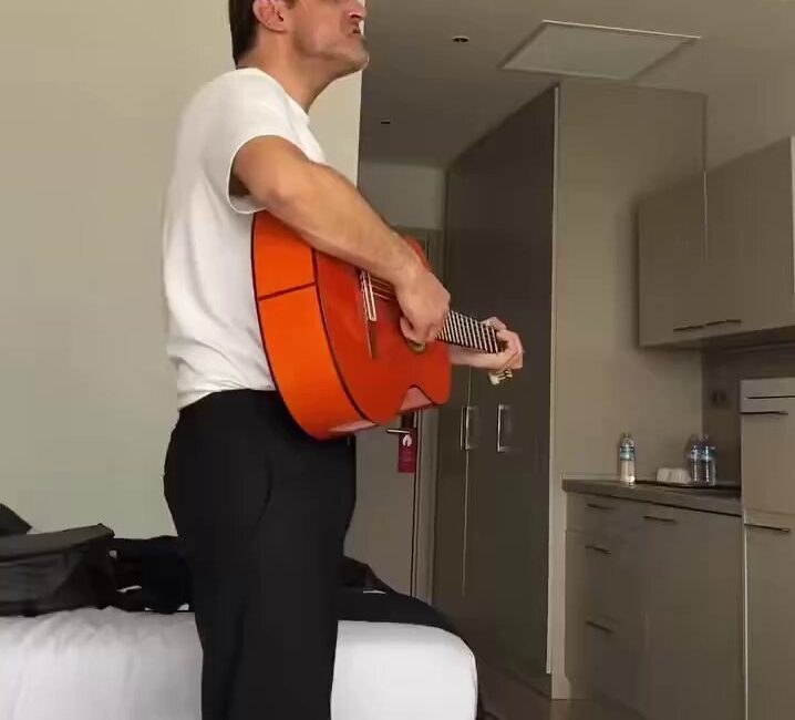 Tüm gözlerin çevrildiği bu gelişmede, Sanatçıdan Sürpriz Doğaçlama Performans Rıza