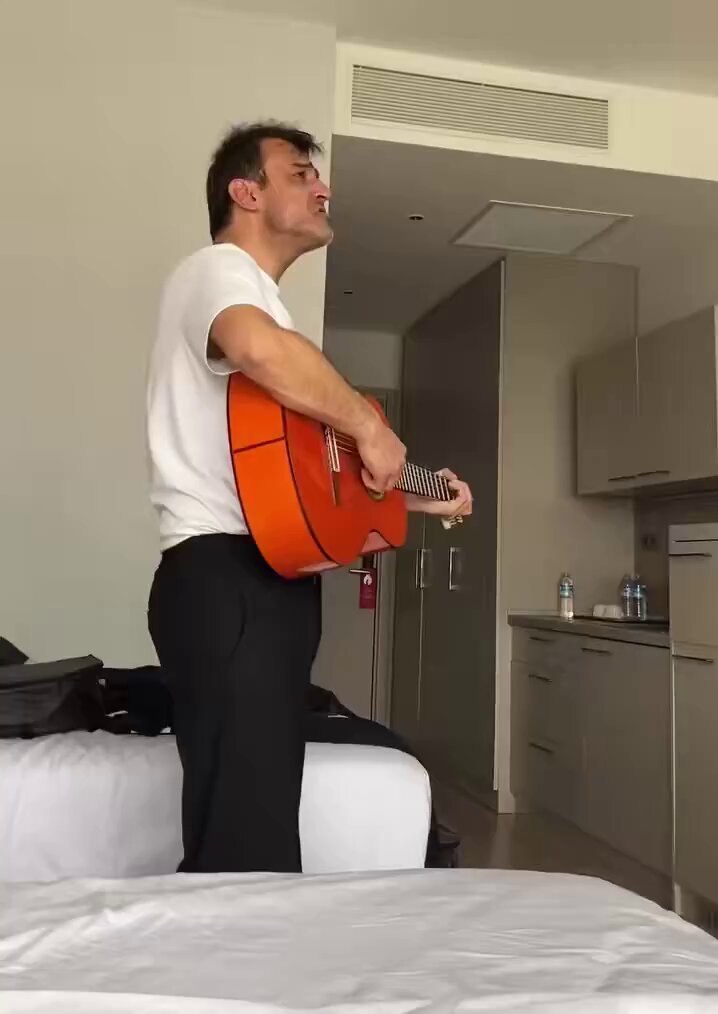 Tüm gözlerin çevrildiği bu gelişmede, Sanatçıdan Sürpriz Doğaçlama Performans Rıza