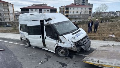 Merakla takip edilen bu gelişmede, Trafik Kazasında Okul Servisi Devrildi