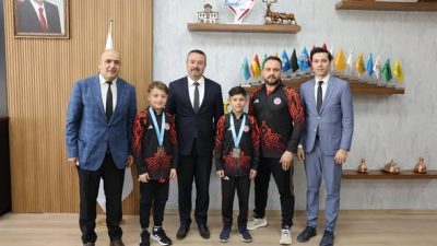 Kamuoyunu yakından ilgilendiren bu haberde, Sandıklı’nın genç karate sporcuları, elde