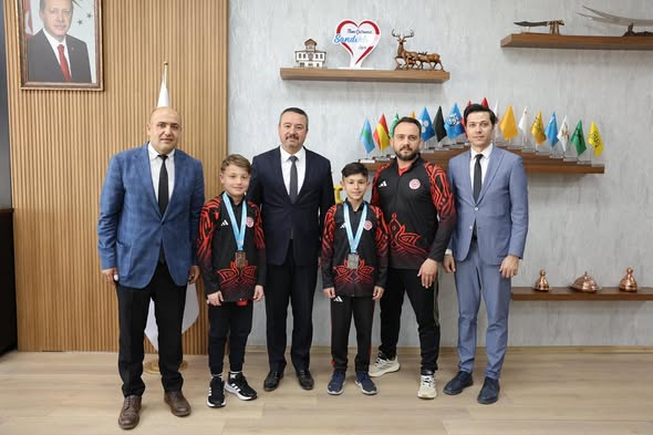 Kamuoyunu yakından ilgilendiren bu haberde, Sandıklı’nın genç karate sporcuları, elde