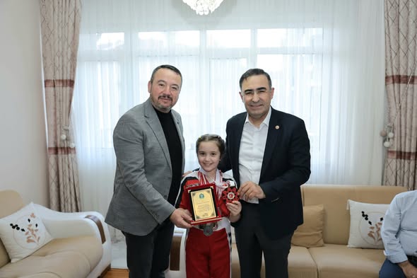 Sandıklı’nın Minik Kickboks Şampiyonu Ebrar Sülbiye Kaygısız Tebrik Edildi Merakla takip edilen bu gelişmede, Sandıklı Belediye Başkanı Adnan Öztaş