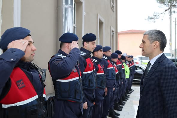 Şuhut’ta Asayiş Denetimi: Vali Aktaş Jandarma’da Kamuoyunu yakından ilgilendiren bu haberde, Vali Aktaş Şuhut’ta Jandarma Denetiminde.
