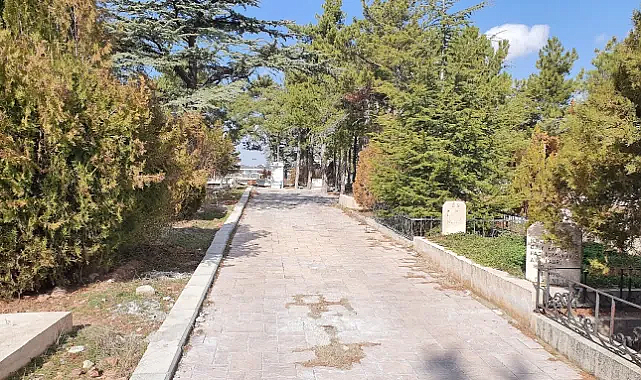 Afyonkarahisar’ın tanınan ve sevilen simalarından, Afyon Lisesi’nde uzun yıllar başarıyla