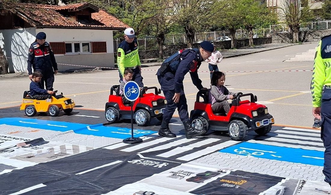 Kamuoyunda büyük yankı uyandıran bu haberde, Minik Eller Trafik Kurallarını
