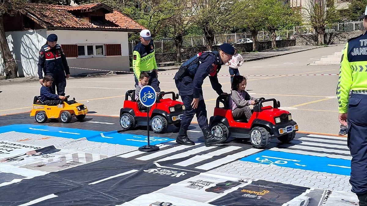 Kamuoyunda büyük yankı uyandıran bu haberde, Minik Eller Trafik Kurallarını