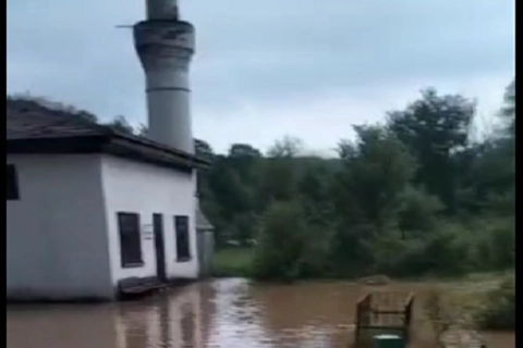 Bilecik Pazaryeri’nde Sağanak Yağış Kabusu: Yollar Göle Döndü, Ekipler Alarmda!