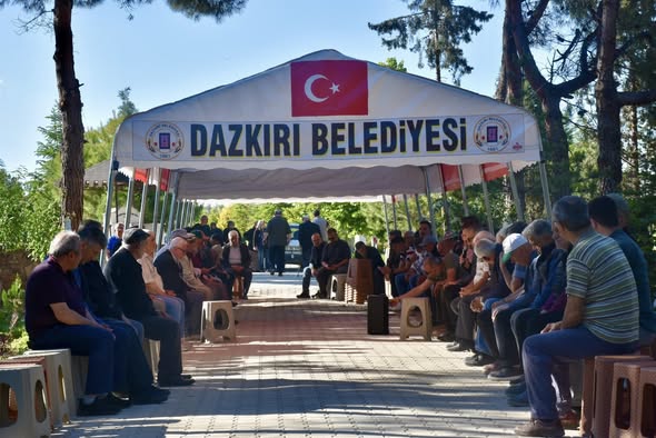 Dazkırı’da Arefe Günü Mezarlık Ziyareti ve Dualarla Anma Yetkili kaynaklardan gelen bilgilere göre, Dazkırı’da Arefe Günü Mezarlık Ziyareti