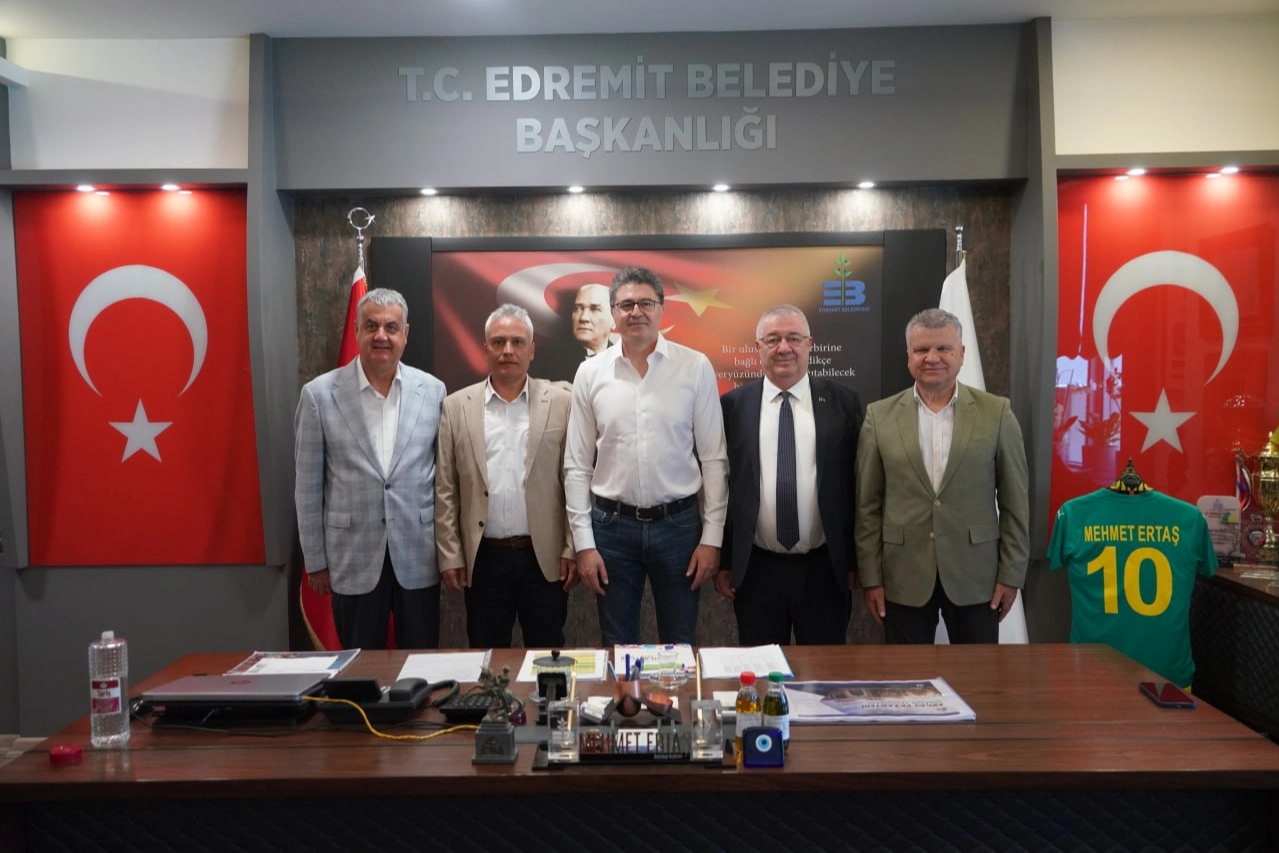 Balıkesir’in Edremit ilçesinde, Kurban Bayramı’nın üçüncü gününde geleneksel bayramlaşma merasimi