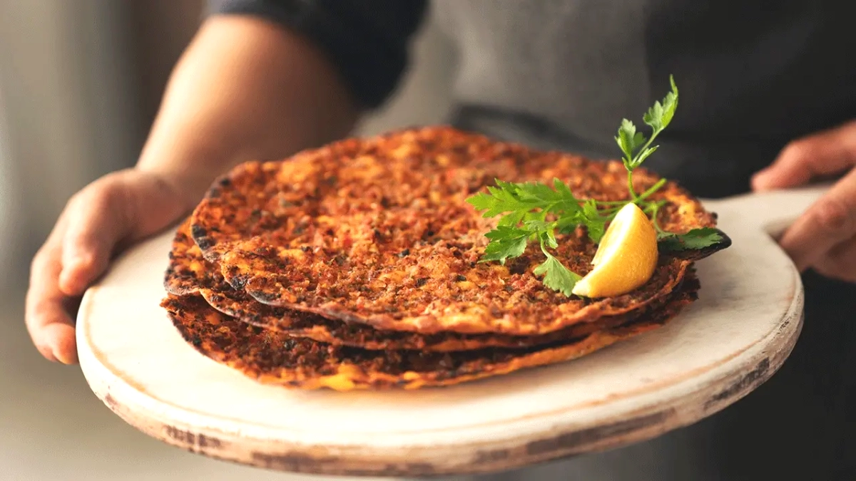 Muğla’nın gözde turizm merkezi Fethiye’de, bir restoranda lahmacunun 1.450 Türk