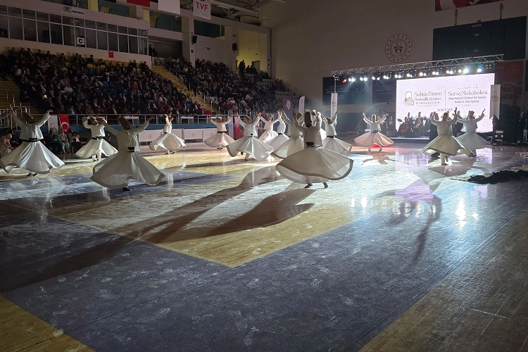Konya Büyükşehir Belediyesi bünyesinde faaliyet gösteren Sema Topluluğu, gerçekleştirdiği büyüleyici