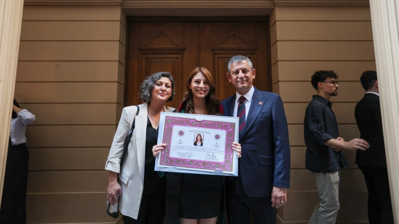 Özgür Özel Kızının Avukatlık Ruhsat Töreninde Heyecanı Dile getirdi