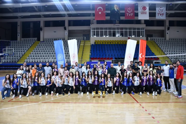 AFYONKARAHİSAR’DA KADINLAR VOLEYBOL MÜSABAKALARI SONA ERDİ
