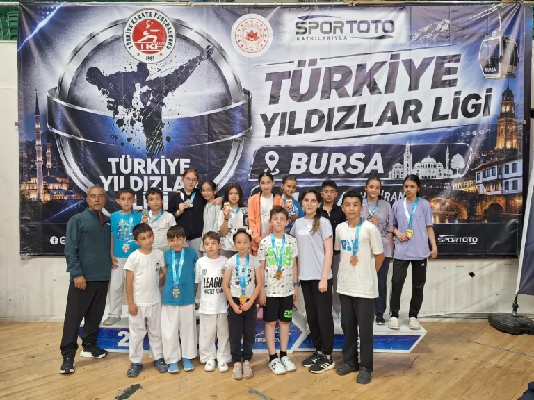 AFYONKARAHİSARLI KARATECİLER BURSA’DAN 11 MADALYA İLE DÖNDÜ